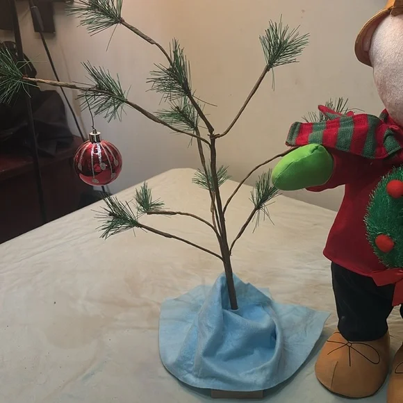 Charlie Brown and tree decoration - Picture 2 of 6